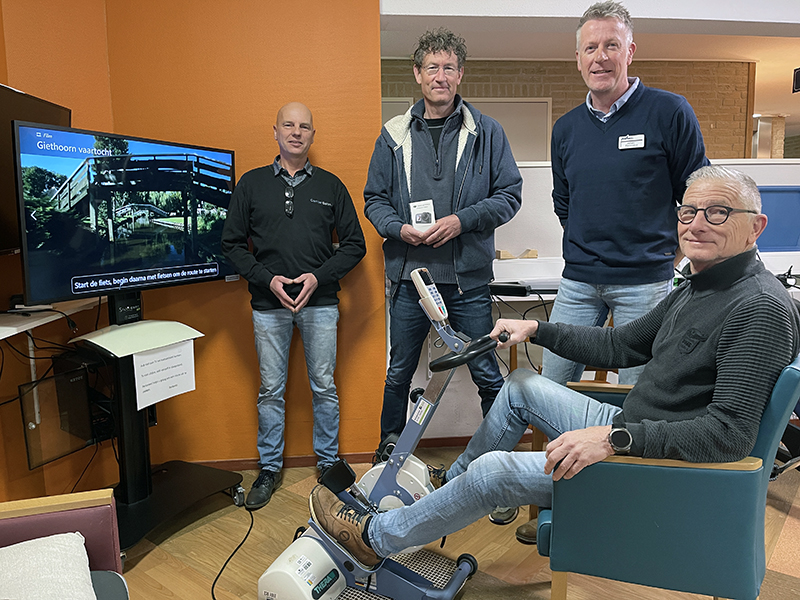 Op de foto v.l.n.r.: Oskar van der Stege, Ruud Timmerman (beiden van de Vrienden van Brinkhoven), Johan Blekkenhorst en op de fiets Wim van Bessen van TC Heerde.